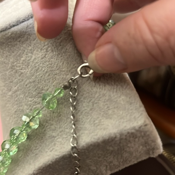 Beautiful sparkly green acrylic necklace. - Picture 5 of 5